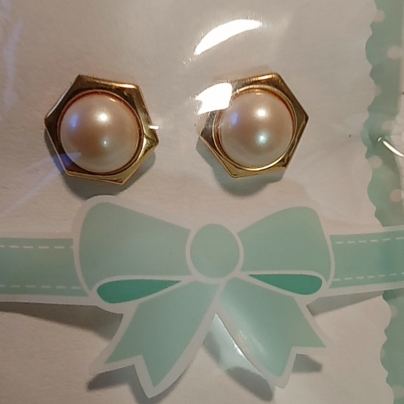 Vintage Monet signed faux pearl and gold tone earrings - Picture 3 of 4